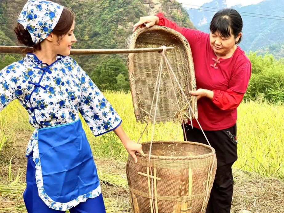 海外游客體驗(yàn)中國豐收年。在線旅游平臺(tái)供圖