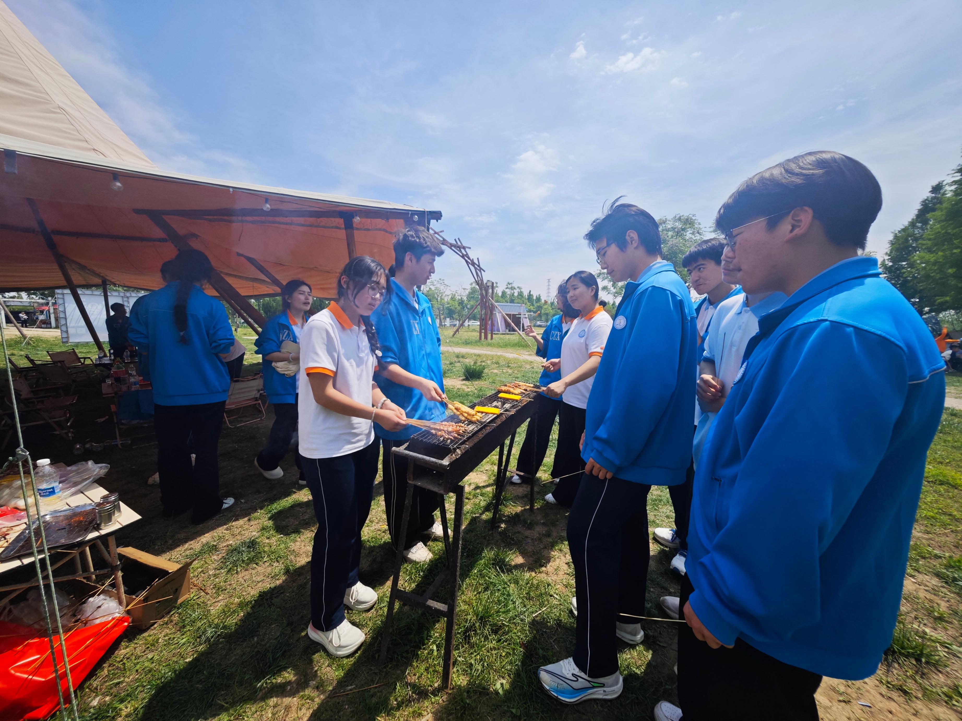 五一假期期間，在露營(yíng)地進(jìn)行團(tuán)建的游客。 人民網(wǎng)記者 王天樂(lè)攝