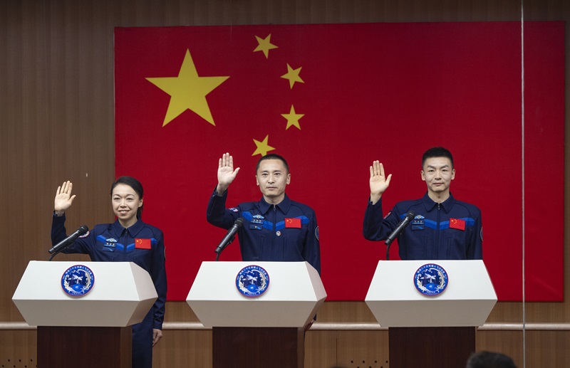 神舟二十三號(hào)航天員乘組在酒泉衛(wèi)星發(fā)射中心問天閣與中外媒體記者集體見面。人民網(wǎng)記者  翁奇羽攝