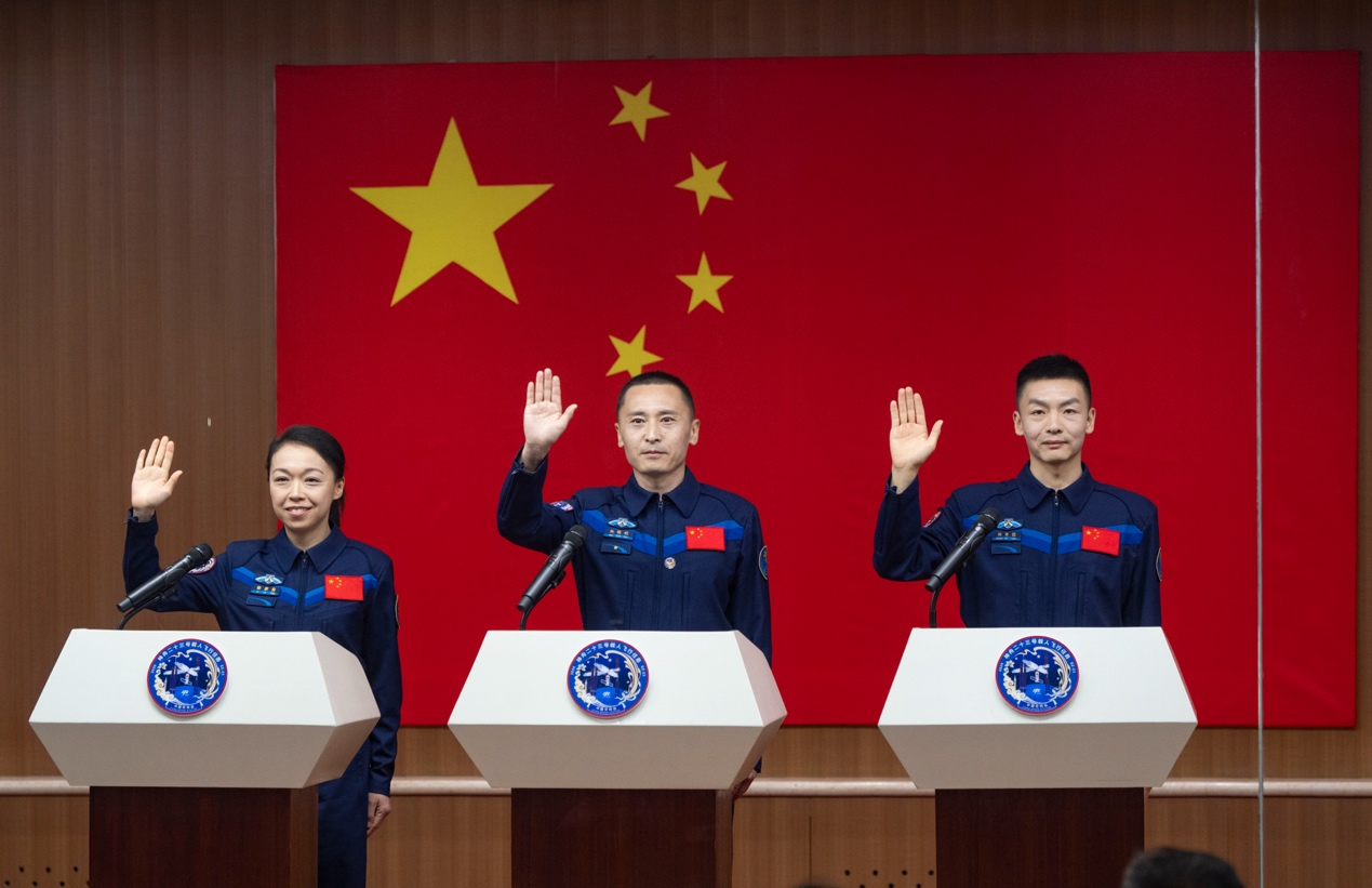 5月23日，神舟二十三號航天員朱楊柱（中）、張志遠（右）、黎家盈在酒泉衛(wèi)星發(fā)射中心問天閣與媒體記者集體見面。人民網(wǎng)記者 翁奇羽攝