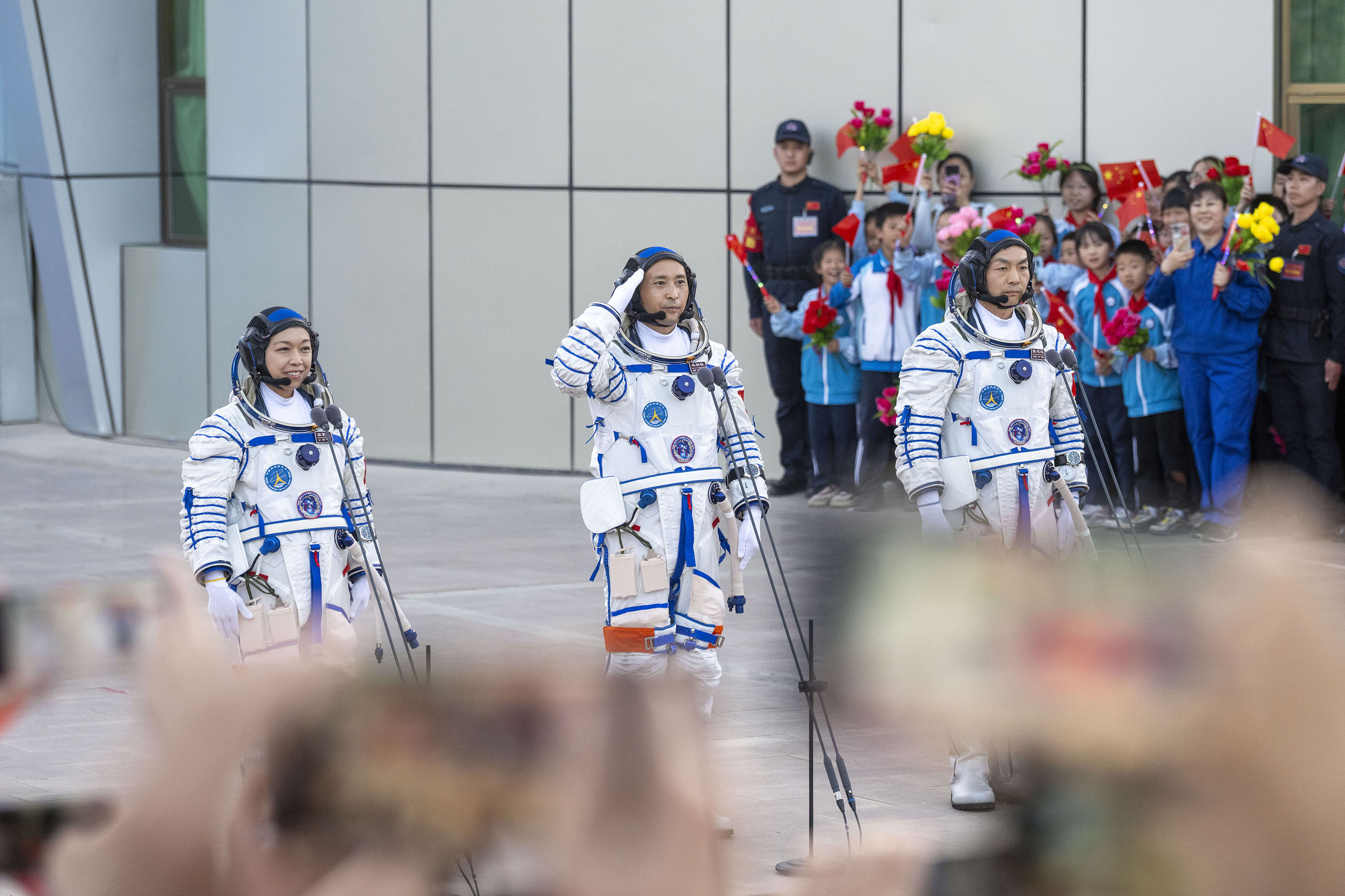5月24日，神舟二十三號航天員乘組出征儀式在酒泉衛(wèi)星發(fā)射中心問天閣圓夢園廣場舉行，三名航天員朱楊柱（中）、張志遠（右）、黎家盈在出征儀式上。人民網(wǎng)記者 翁奇羽攝