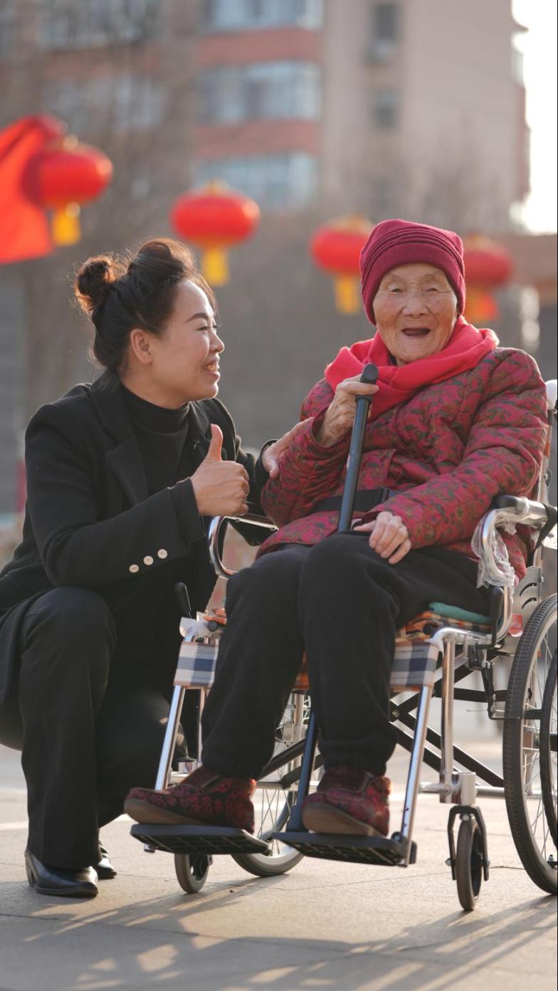 韓玉霞（左一）與老人在一起。 受訪人供圖