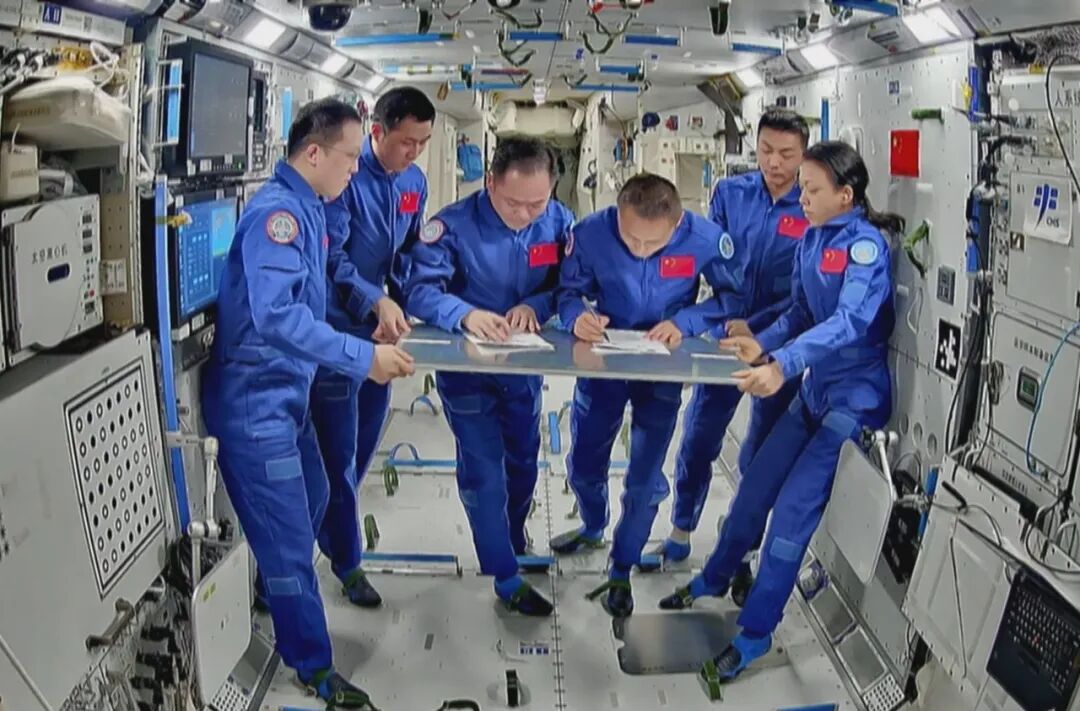 神舟二十一號和神舟二十三號航天員乘組完成在軌交接。來源：中國載人航天