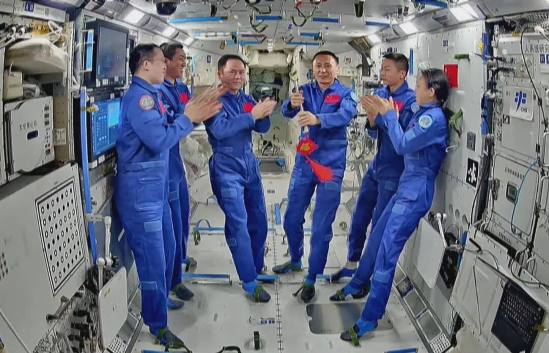 神舟二十一號和神舟二十三號航天員乘組完成在軌交接。來源：中國載人航天