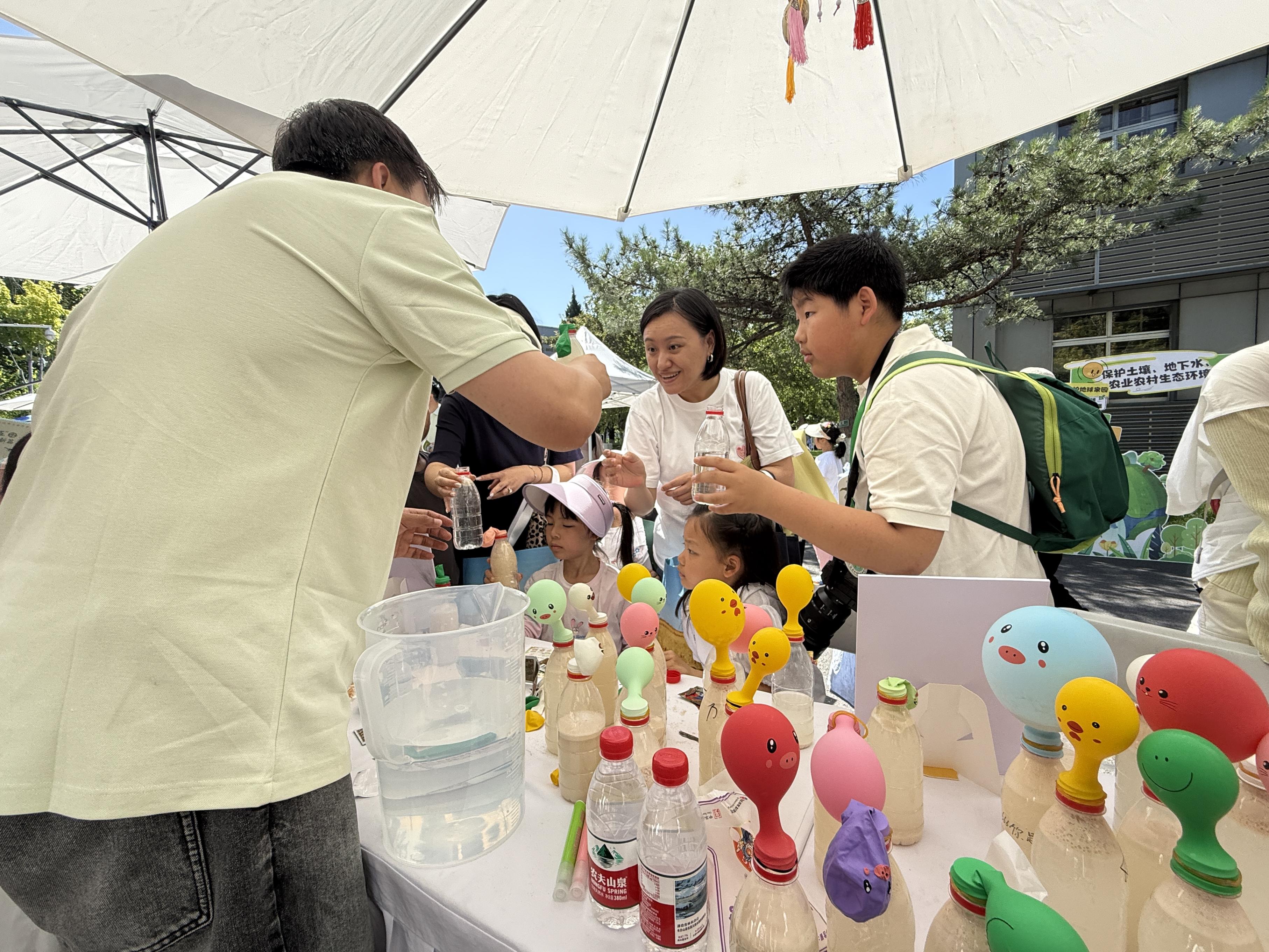 活動現(xiàn)場，家長帶著孩子積極參與互動。人民網(wǎng) 歐陽易佳攝