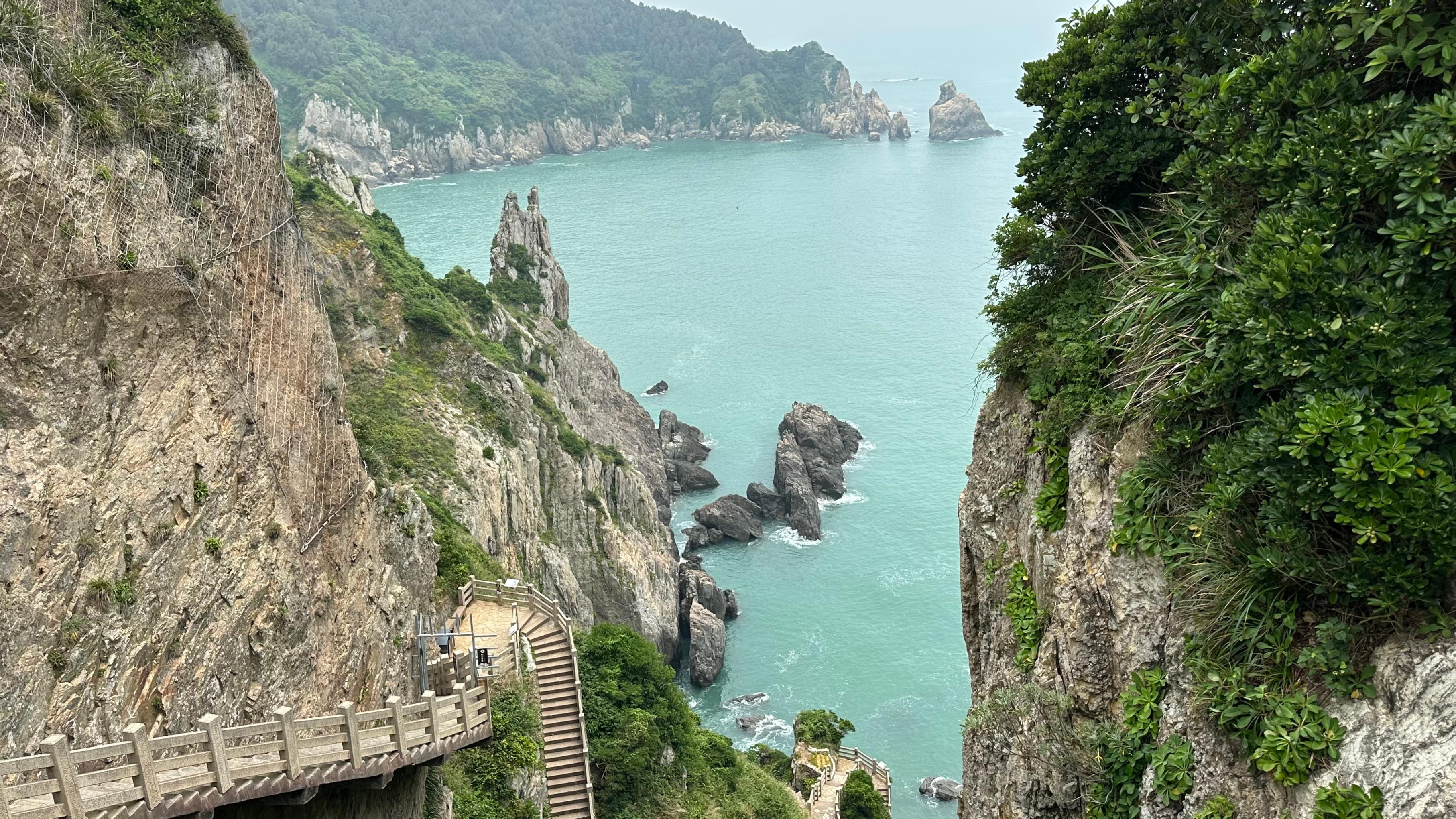 烏沙頭懸崖棧道。人民網(wǎng)記者 王紹紹攝