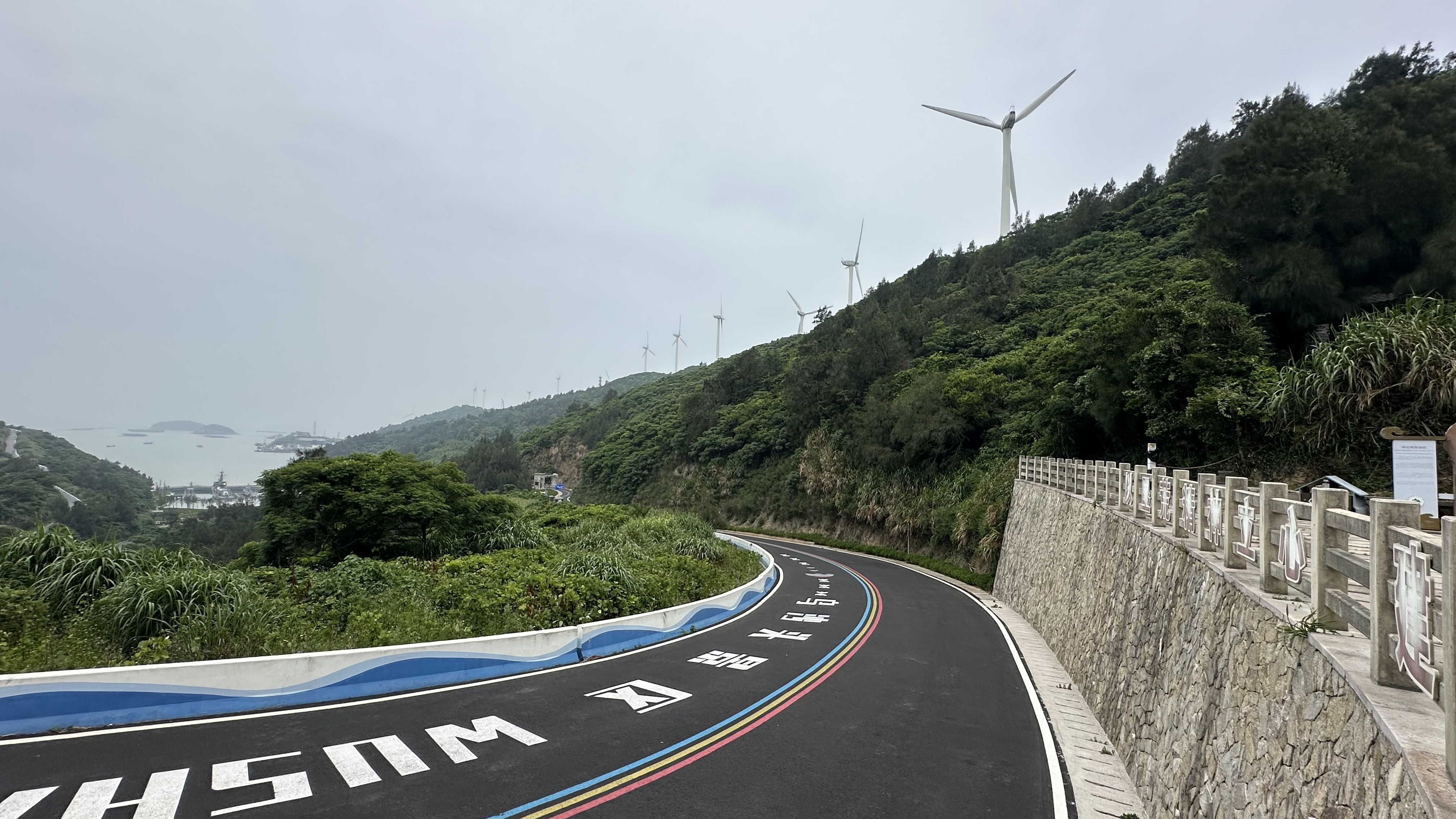 島上的“白改黑”公路。人民網(wǎng)記者 王紹紹攝