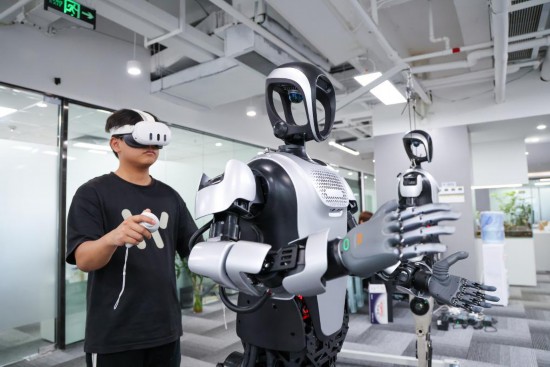 在樂(lè)聚（深圳）機(jī)器人技術(shù)有限公司，技術(shù)人員在調(diào)試人形機(jī)器人“夸父”（新華社記者 梁旭 攝）