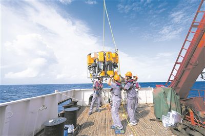 圖為7月8日，科研人員將無人潛器吊運(yùn)入海。新華社記者 張建松攝