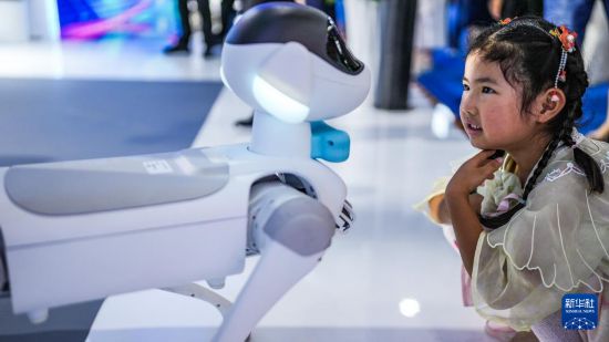 8月28日，2025中國(guó)國(guó)際大數(shù)據(jù)產(chǎn)業(yè)博覽會(huì)在貴州貴陽(yáng)開幕，小朋友在數(shù)博會(huì)上觀看機(jī)器狗。新華社記者 陶亮 攝