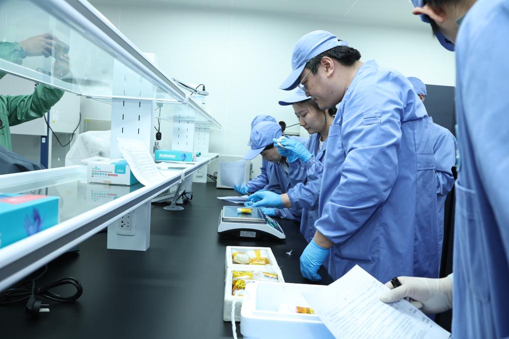 科研人員在查看生命類科學實驗樣品。（中國科學院空間應用工程與技術中心供圖）